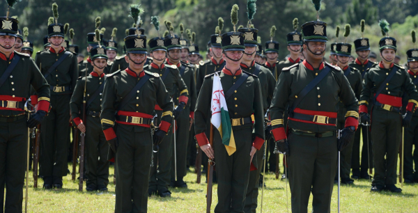 "Desfile de soldados do Ex\u00e9rcito durante a solenidade de troca de comando da 5\u00aa Divis\u00e3o: uniformes hist\u00f3ricos da tempo do Imp\u00e9rio"