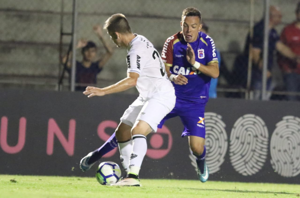 "Galdezani e Andrey disputam lance: jogador do Paran\u00e1 acabou expulso"