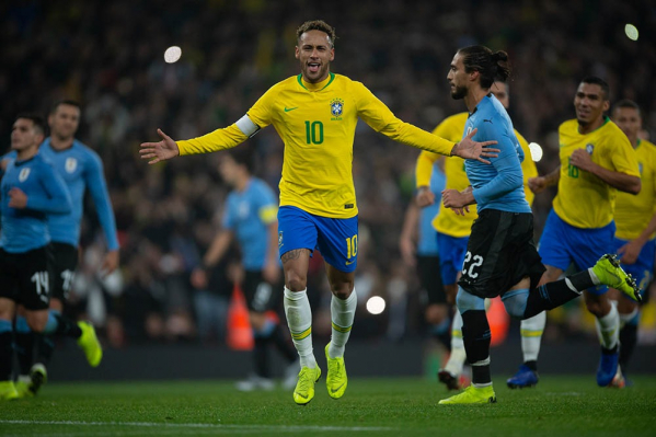 "Neymar comemora o gol diante do Uruguai: 60\u00ba gol pela sele\u00e7\u00e3o"