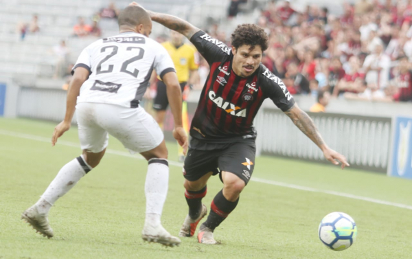 M\u00e1rcio Azevedo, do Atl\u00e9tico, tenta jogada na Arena, contra o Cear\u00e1