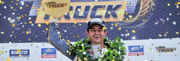 "Roberval Andrade comemora: ele chegou ao tetracampeonato na F-Truck"