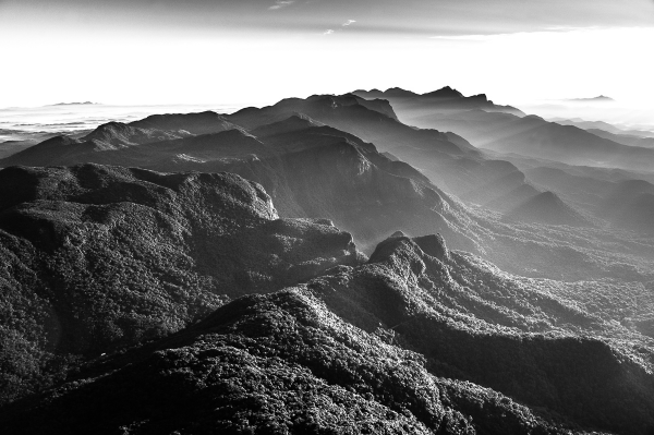 A Serra do Mar, com \u201cmar de nuvens\u201d