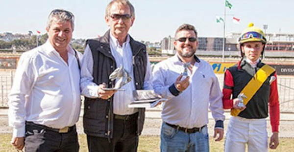 "Fabr\u00edcio e Luan (os dois \u00e0 direita): pr\u00eamios"