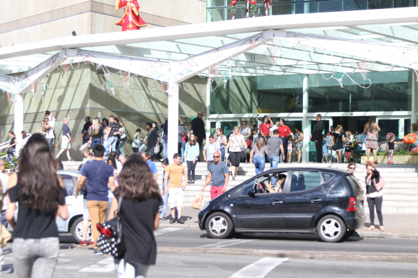 "Tr\u00e2nsito na regi\u00e3o do Palladium: domingo de compras"