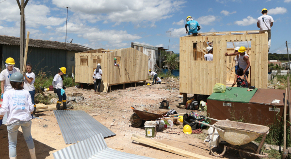 Casas erguidas por 250 volunt\u00e1rio em apenas dois dias