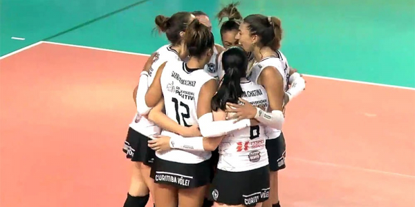 Jogadoras do Curitiba V\u00f4lei comemoram em S\u00e3o Paulo