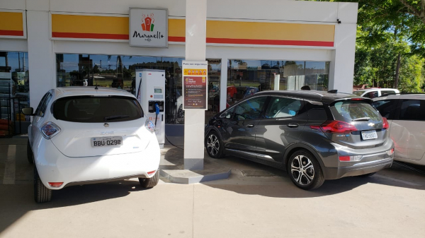 Posto Maranello, em Palmeira, \u00e9 parada garantida para motoristas fazerem a recarga dos carros el\u00e9tricos