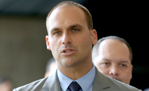 "Fl\u00e1vio Bolsonaro: \u201cEle deve esclarecer valores\u201d"