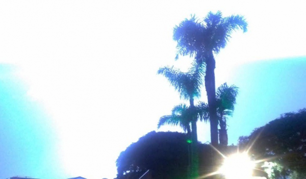 Raio ilumina a noite em Curitiba