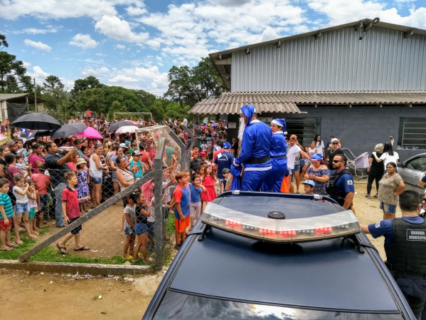 Entrega de presentes feita pelo Papai Noel Azul