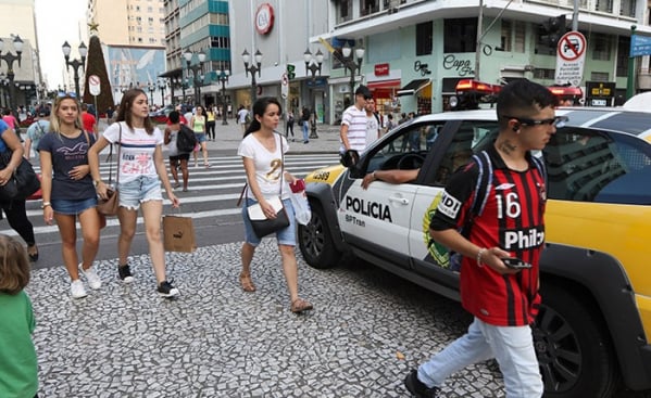 Quem deixou para a \u00faltima hora vai encontrar muito movimento nos centros comerciais de Curitiba