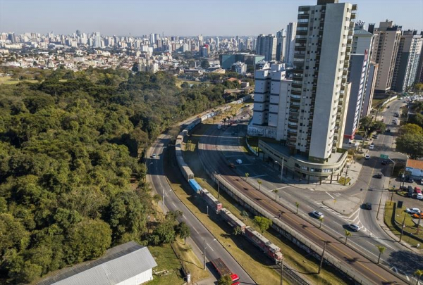Linha f\u00e9rrea corta v\u00e1rios bairros de Curitiba e de cidades vizinhas