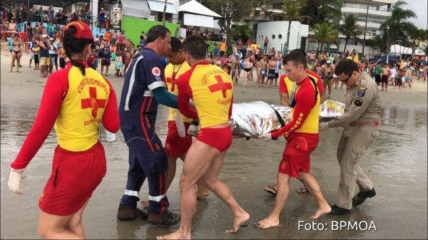 Guarda-Vidas retiram corpo da \u00e1gua, em Matinhos