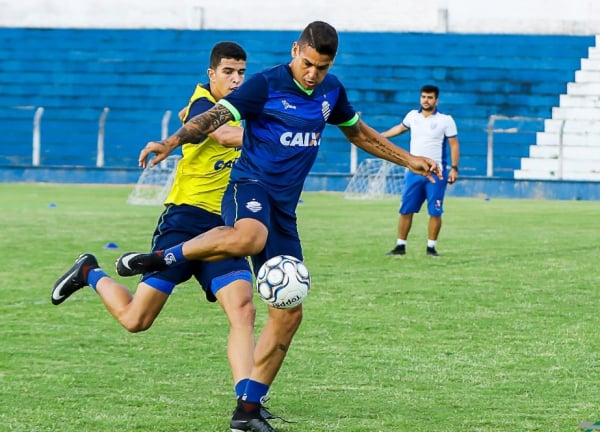 O zagueiro Matheus Lopes, em treino do CSA