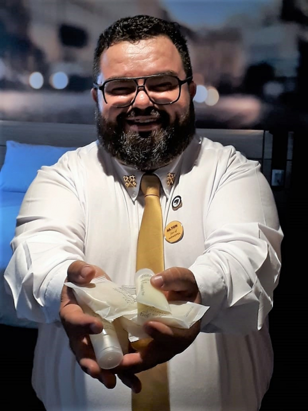 O concierge do primeiro Novotel do Paran\u00e1, Ailton Moura