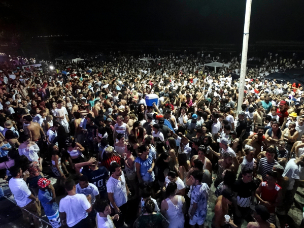 "Praia lotada no R\u00e9veillon 2017 em Guaratuba: mar de gente"