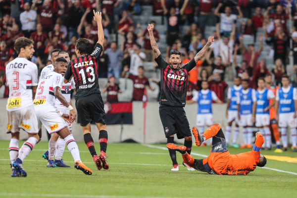 Paulo Andr\u00e9 e Lucho comemoram gol do Atl\u00e9tico