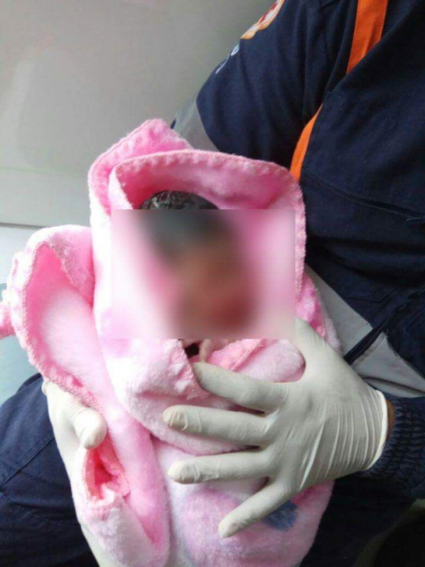 Beb\u00ea nasce a alguns metros da maternidade