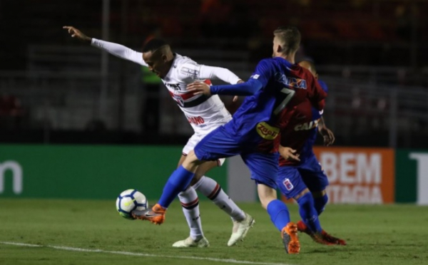 Caio Henrique, do Paran\u00e1, tenta desarmar jogador do S\u00e3o Paulo