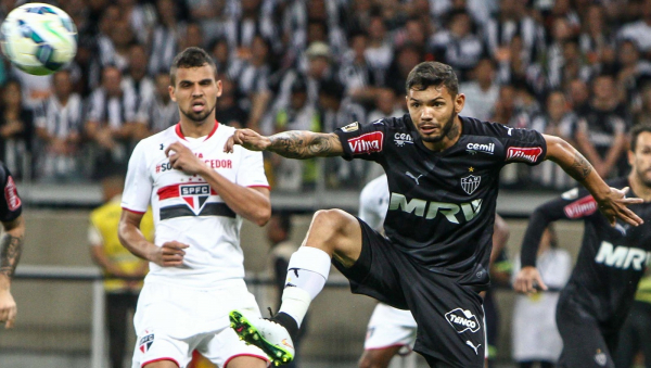 Carlos (\u00e0 direita), em jogo do Atl\u00e9tico-MG