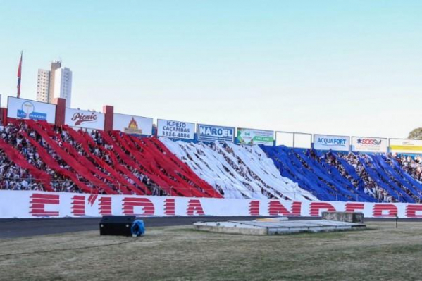 Torcida do Paran\u00e1 Clube na Vila Capanema
