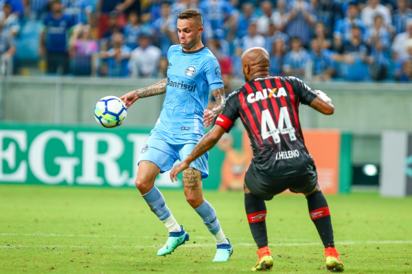 "Luan enfrenta Thiago Heleno: zagueiro parou o ataque do Gr\u00eamio"