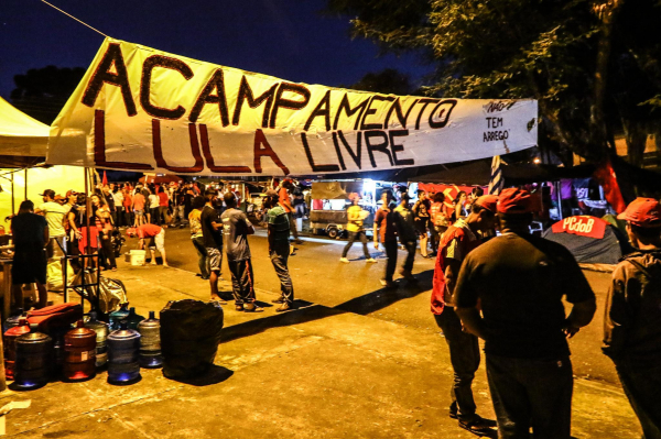 Acampamento em frente \u00e0 sede da Pol\u00edcia Federal em Curitiba