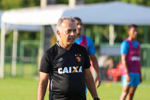"Nelsinho Baptista: sal\u00e1rios atrasados"
