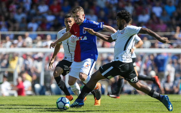 "Caio Henrique enfrenta o Corinthians: sem Carlos Eduardo, ele ser\u00e1 mantido na fun\u00e7\u00e3o de meia armador"