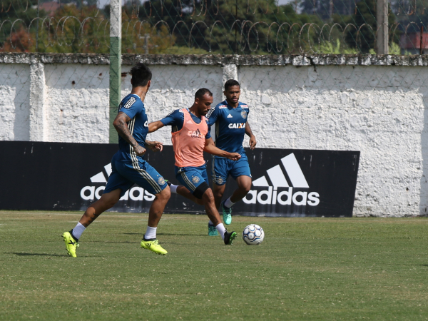 Simi\u00e3o (de colete) no treino do Coritiba dessa ter\u00e7a-feira