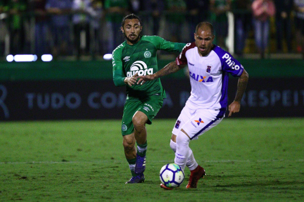 Apodi e Silvinho disputam lance em Chapec\u00f3