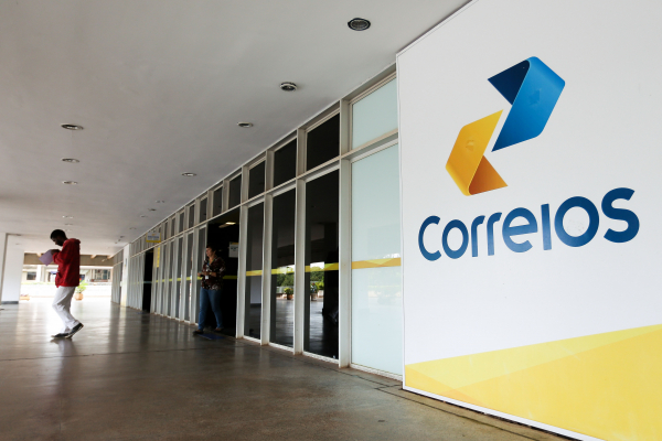 "Correios: em 2017, um levantamento apontou que das 6.500 ag\u00eancias espalhadas pelo pa\u00eds, apenas 800 eram lucrativas para a empresa."