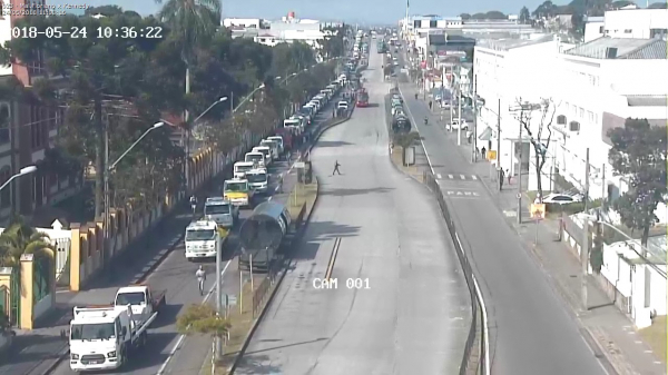 Protesto de caminhoneiros na Avenida Presidente Kennedy, no Rebou\u00e7as, seguem para a Avenida Silva Jardim