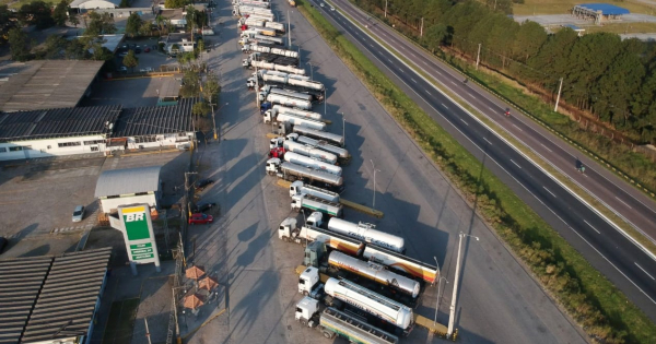 Caminh\u00f5es-tanques parados na regi\u00e3o da Repar em Arauc\u00e1ria