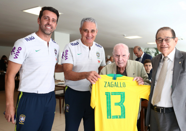 Zagallo recebe camisa da sele\u00e7\u00e3o das m\u00e3os de Tite