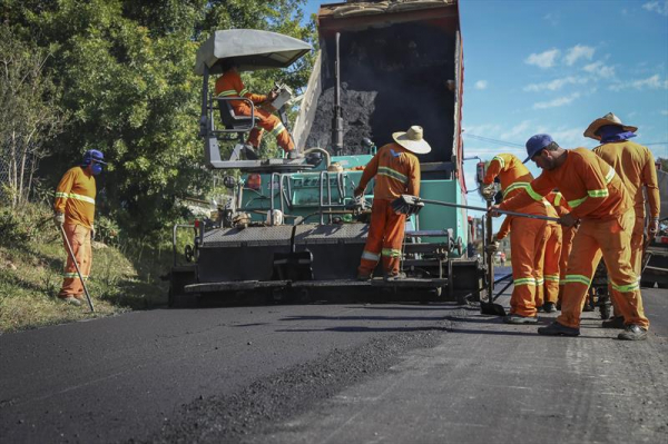 Obras de pavimenta\u00e7\u00e3o em Curitiba