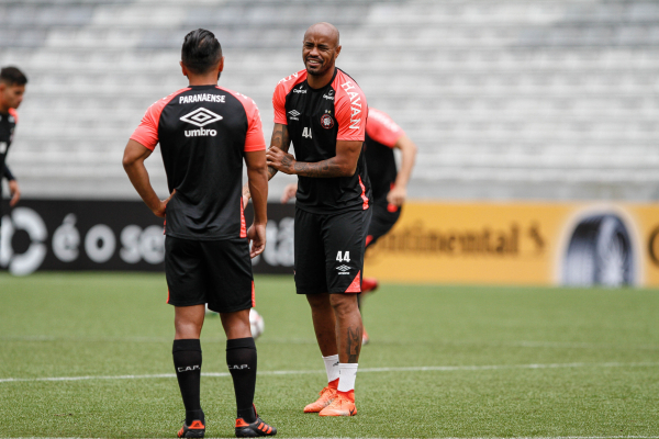 "Thiago Heleno: zagueiro n\u00e3o treinou nessa ter\u00e7a-feira e virou d\u00favida para enfrentar o Botafogo"