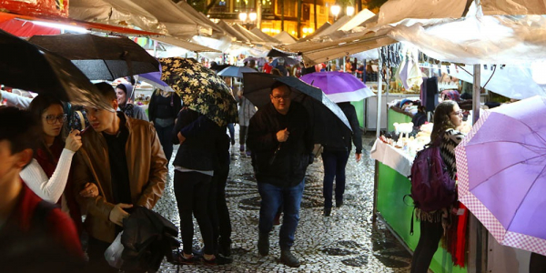 Feiras come\u00e7am com frio