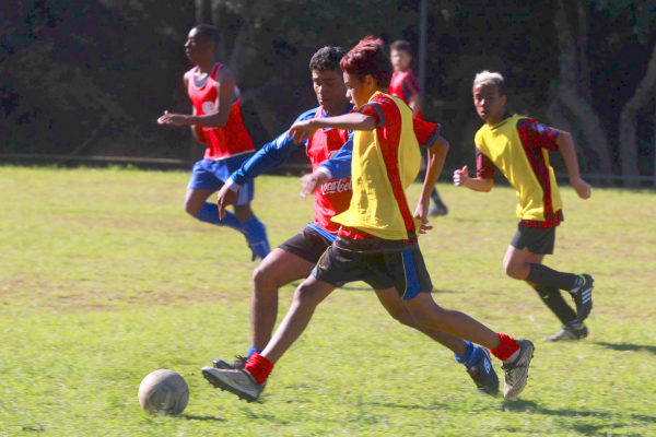"Estudantes jogam futebol: cada escola representa uma sele\u00e7\u00e3o"