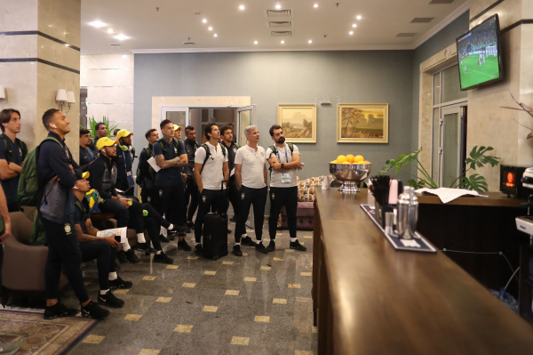 Jogadores da sele\u00e7\u00e3o brasileira assistem a jogo da Copa 2018 em sagu\u00e3o de hotel