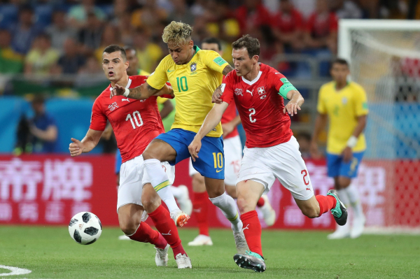 "Neymar tenta passar por dois advers\u00e1rios: Brasil entre os tr\u00eas times que mais driblaram"