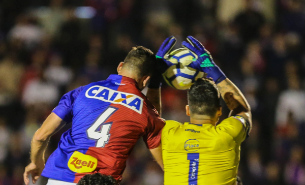 Rayan tenta finalizar cobran\u00e7a de escanteio