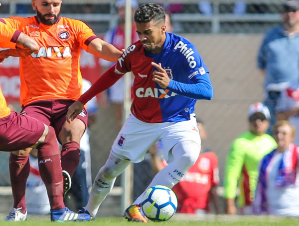 "O lateral-direito Junior: l\u00edder em desarmes e intercepta\u00e7\u00f5es"