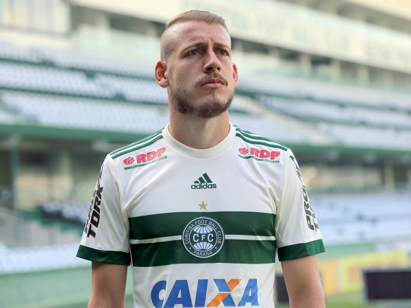 "Uillian Correia: novo refor\u00e7o"