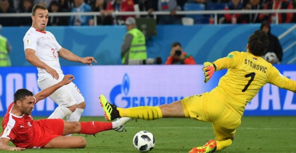 "Shaqiri chuta para marcar o gol da Su\u00ed\u00e7a: nascido em Kosovo"
