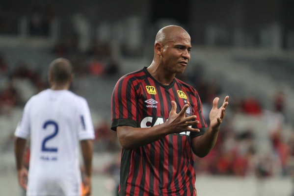 "Walter, ex-Atl\u00e9tico-PR: agora atuando no meio-campo do CSA"