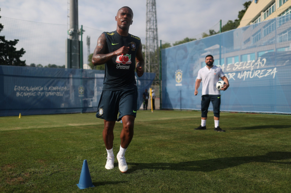 Douglas Costa faz treino f\u00edsico nessa sexta-feira