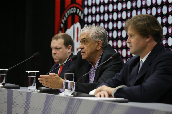 Petraglia (ao centro) na entrevista coletiva para anunciar a parceria com a Inoovi