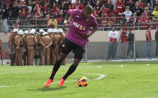 "Marcelo Cirino: artilheiro do Atl\u00e9tico na S\u00e9rie B de 2012"