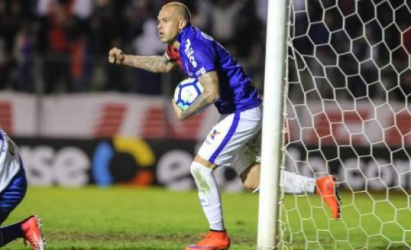 "Silvinho: autor do \u00fanico gol de fora da \u00e1rea do Paran\u00e1 no Brasileir\u00e3o 2018"